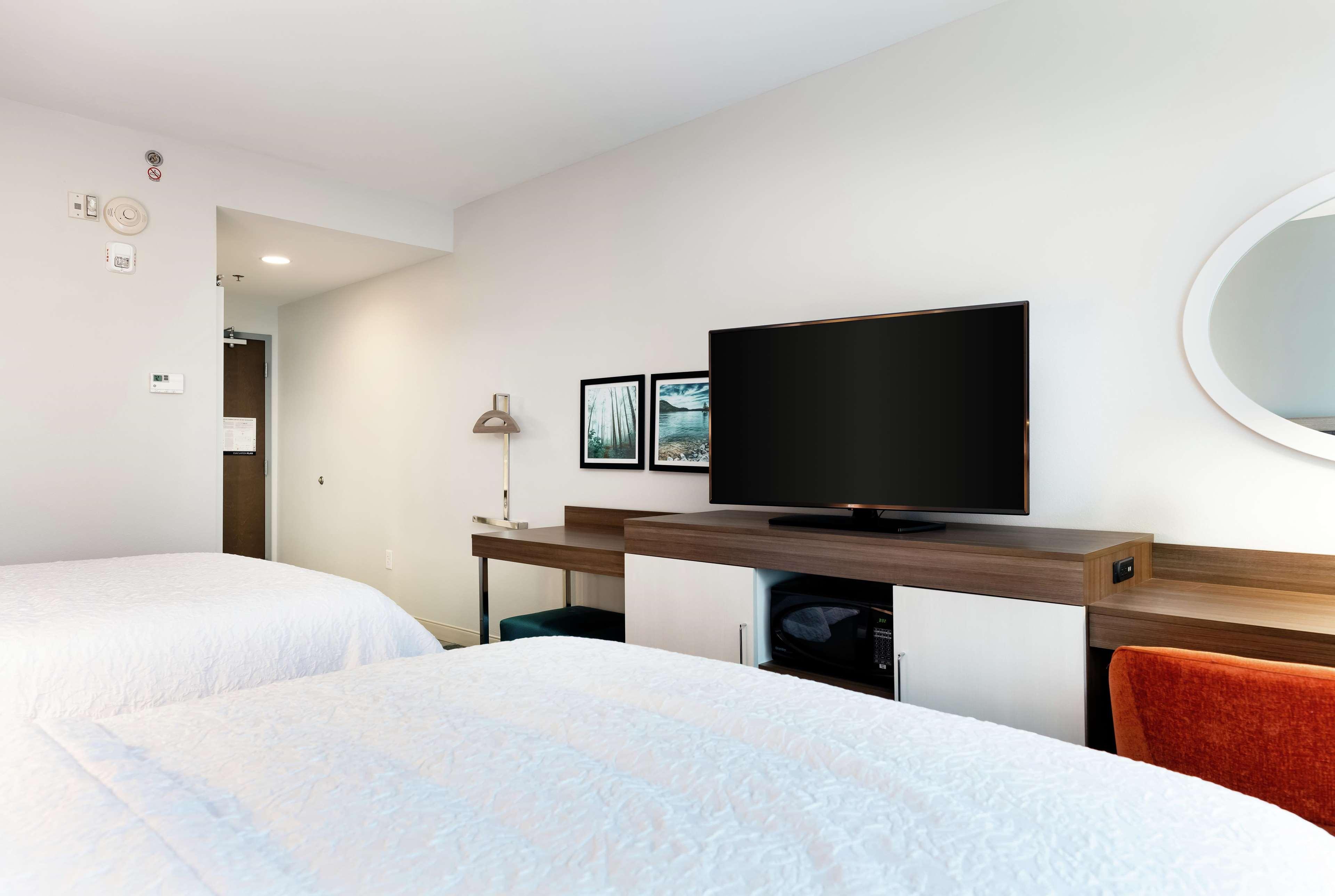 Hampton Inn Акворт Екстер'єр фото