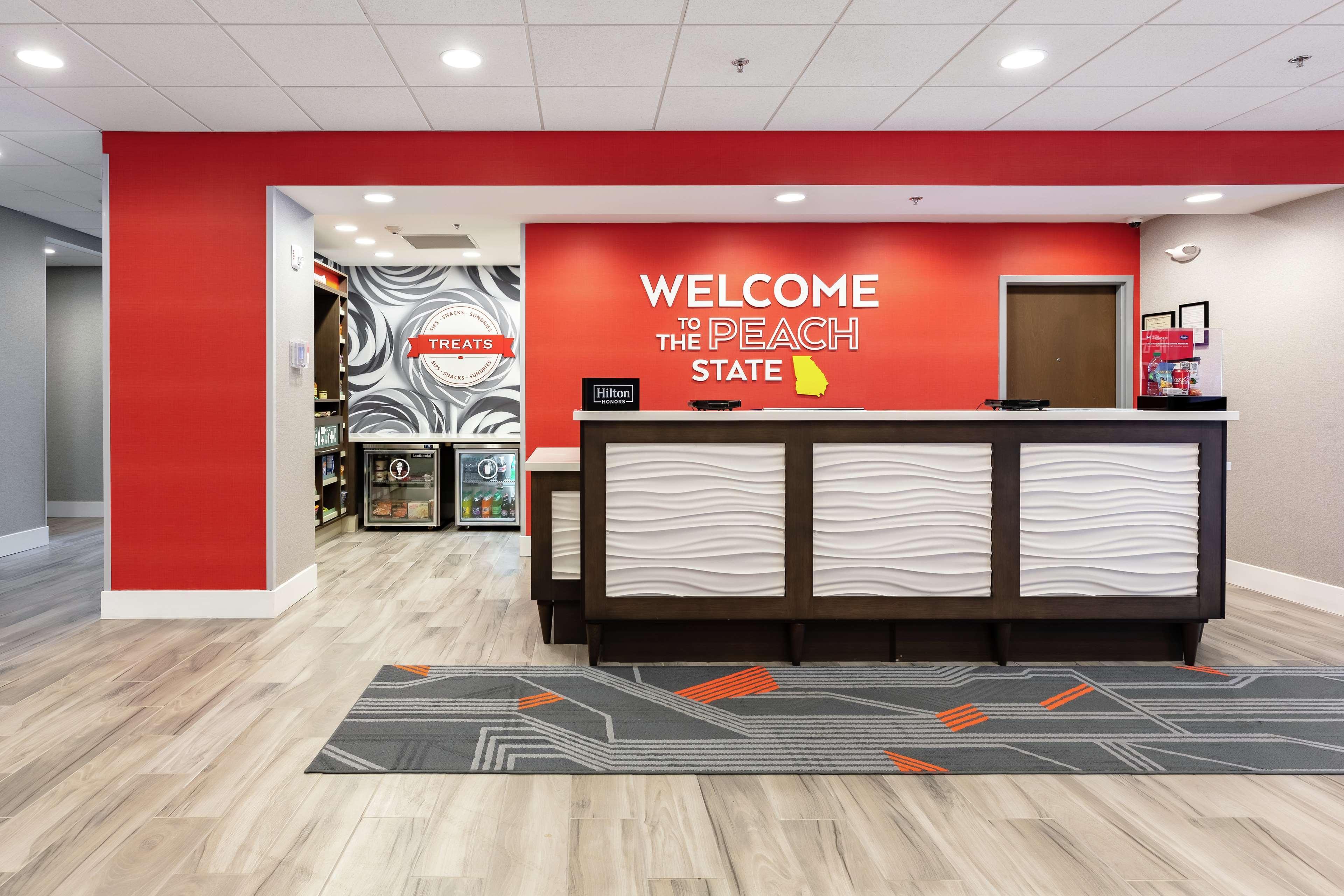 Hampton Inn Акворт Екстер'єр фото