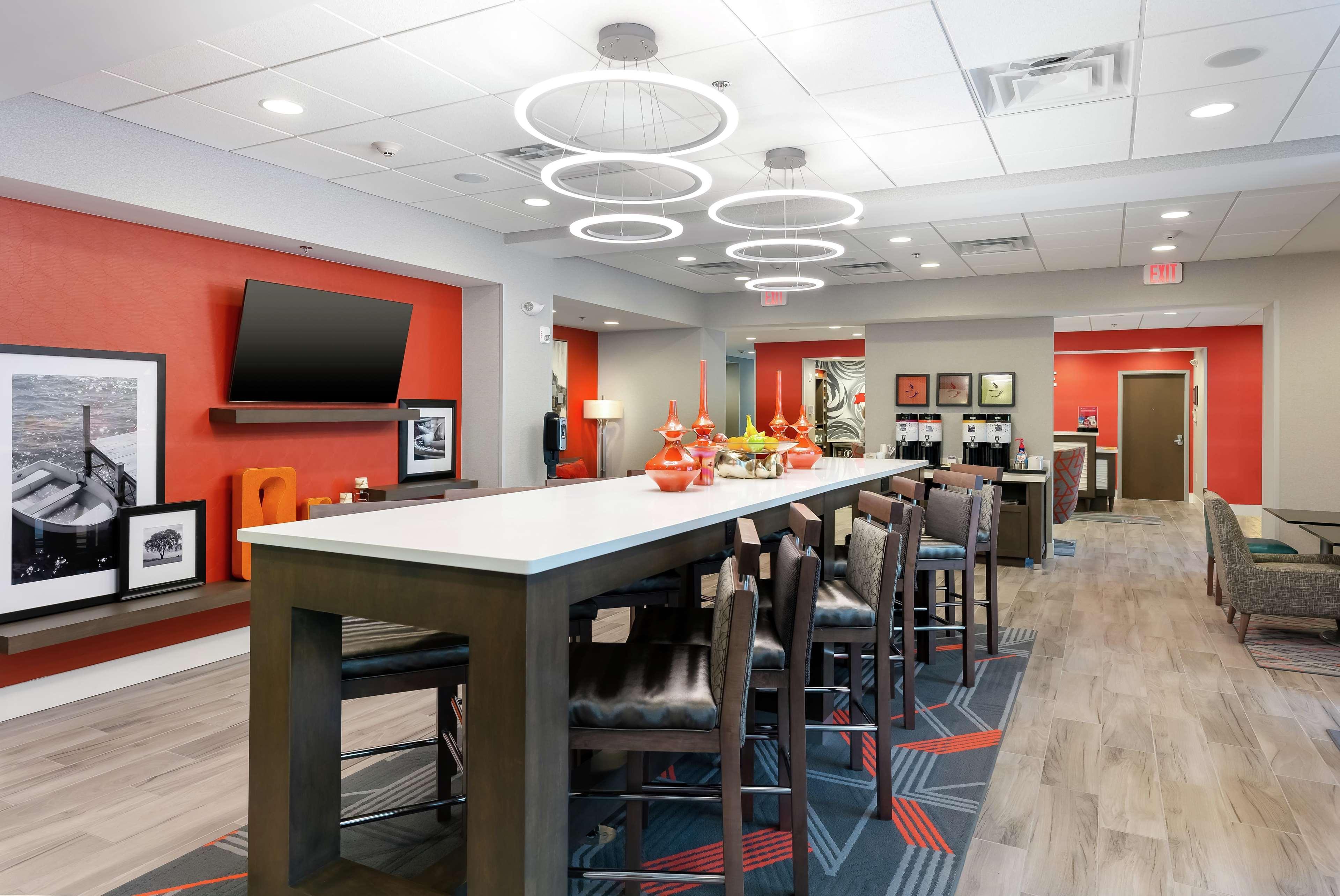 Hampton Inn Акворт Екстер'єр фото