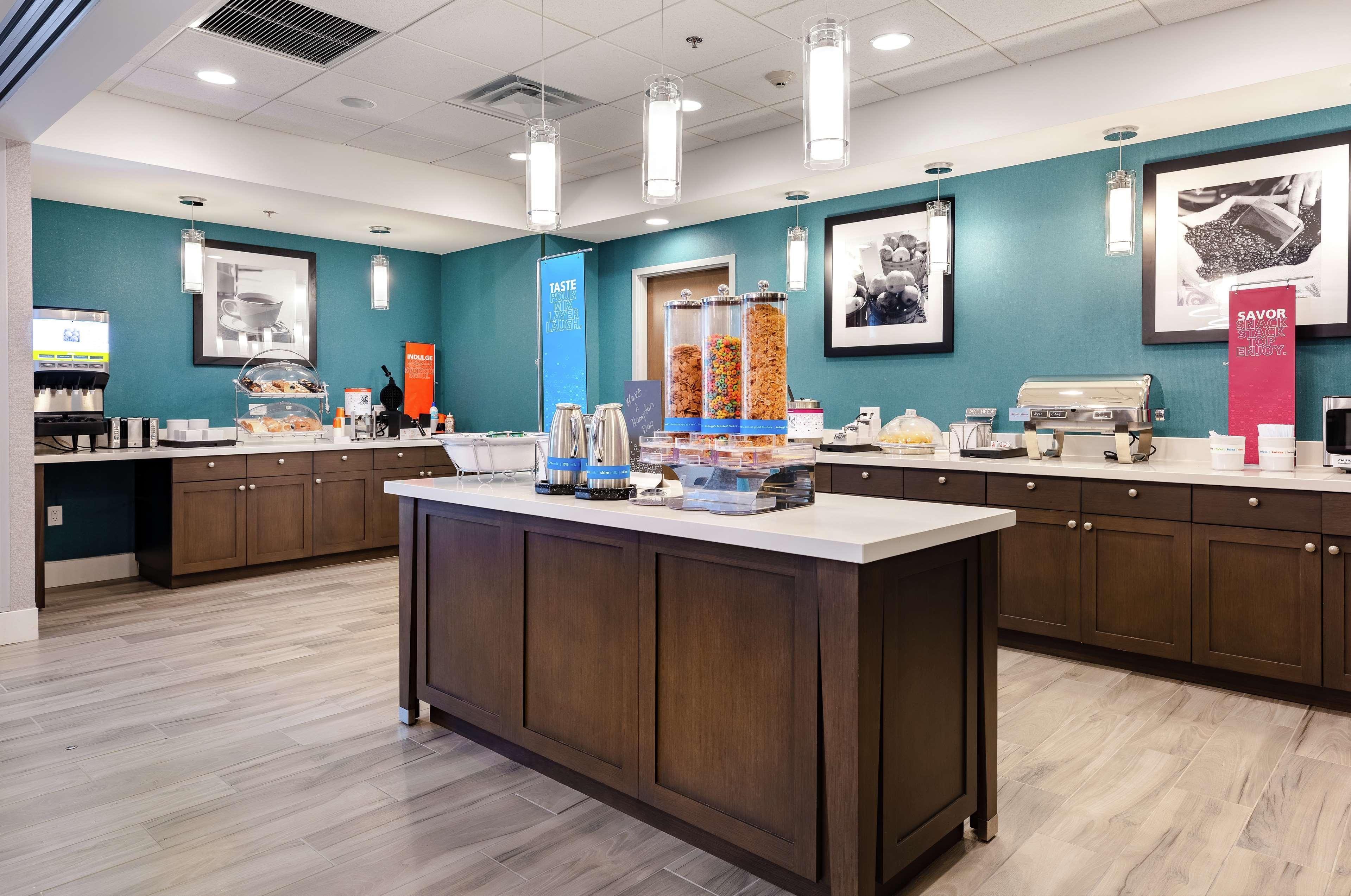 Hampton Inn Акворт Екстер'єр фото
