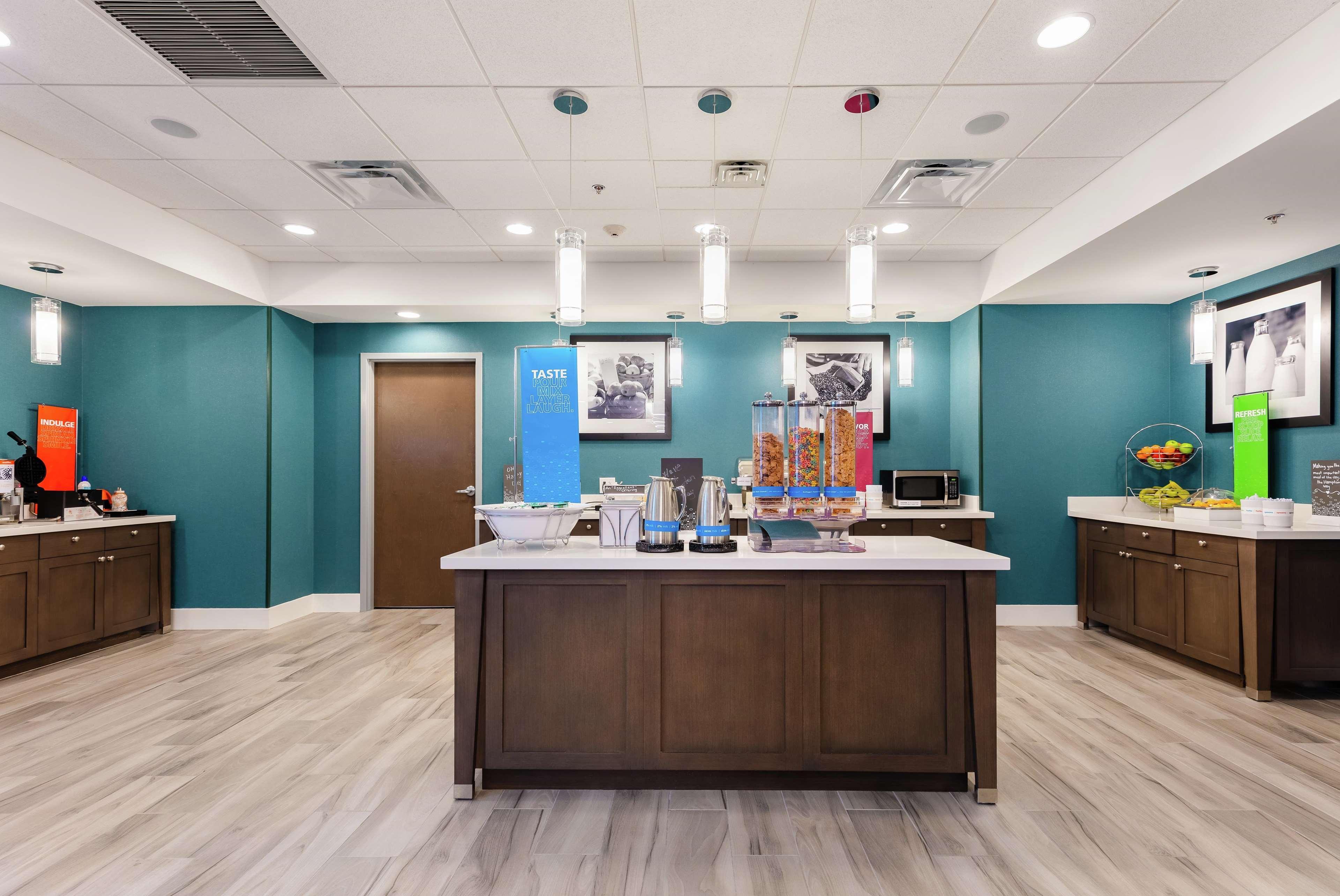 Hampton Inn Акворт Екстер'єр фото