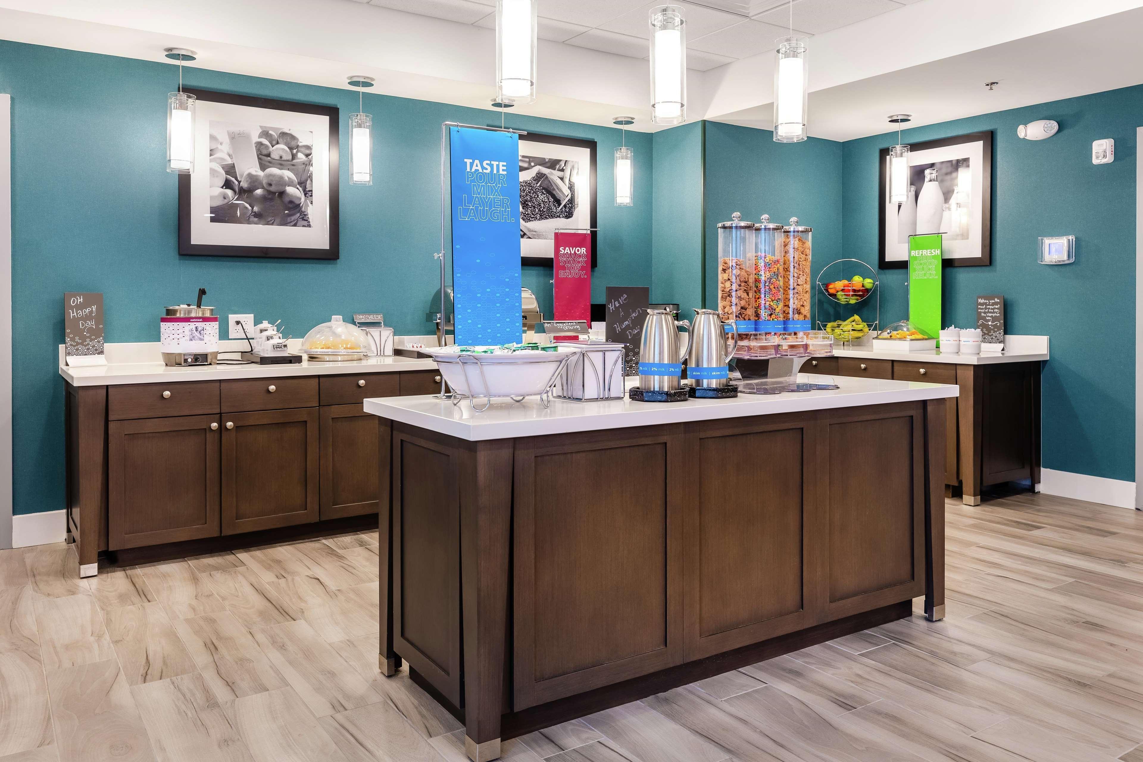 Hampton Inn Акворт Екстер'єр фото