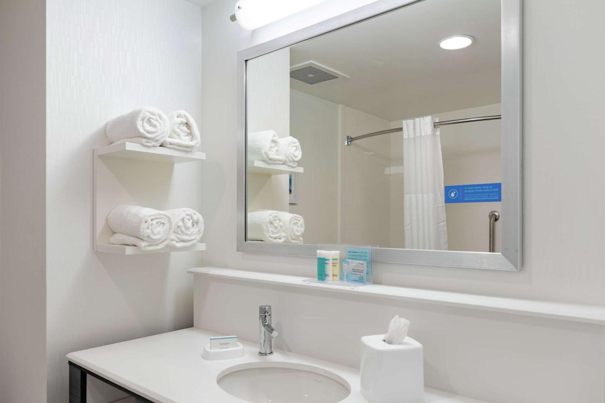 Hampton Inn Акворт Екстер'єр фото
