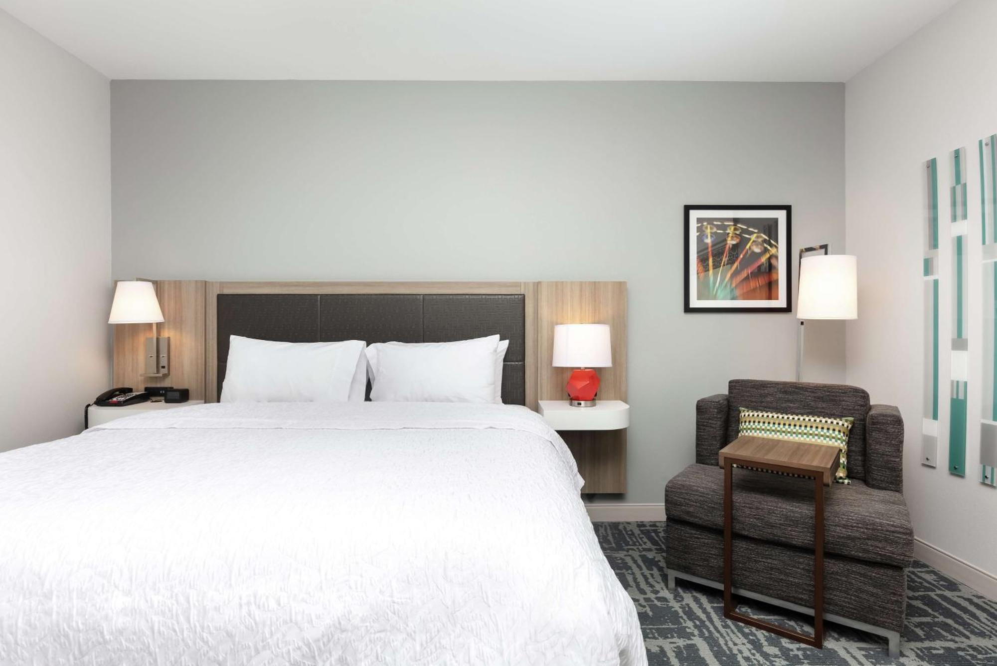 Hampton Inn Акворт Екстер'єр фото