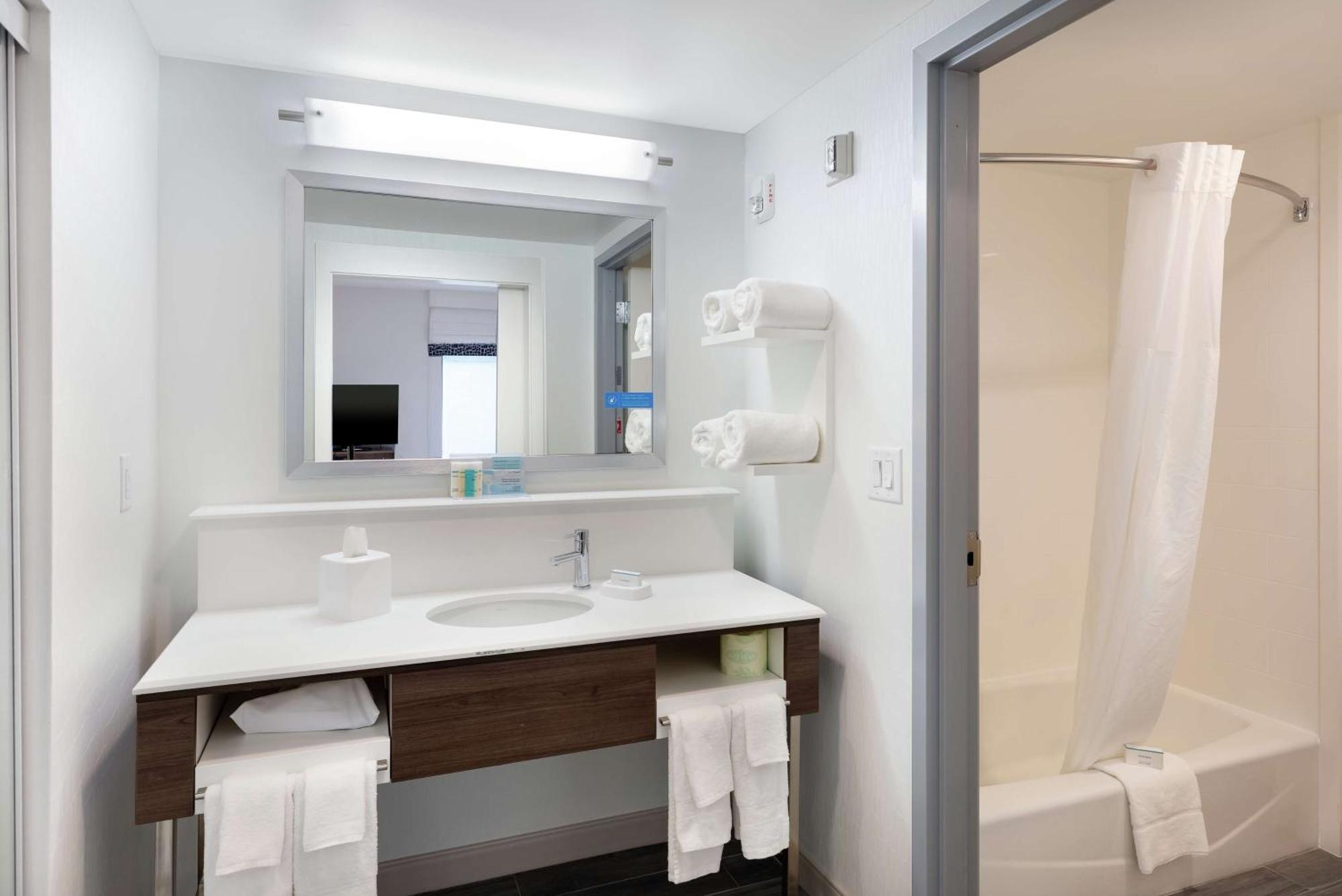 Hampton Inn Акворт Екстер'єр фото